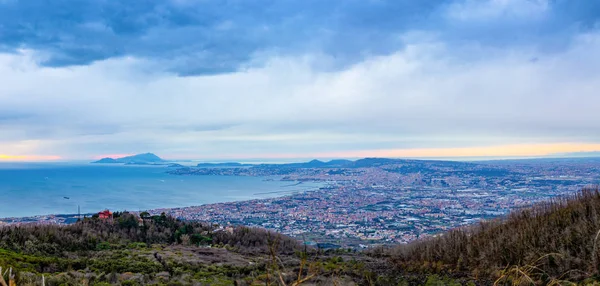 Vista desde el volcán activo Vesubio en el Golfo y la ciudad de Nápoles en la noche, Italia — Foto de Stock