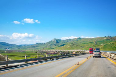 Sicilya, İtalya - 06.02.2019: Manzara otoyol Catania Sicilya Adası, İtalya dağda doğru görünümünden