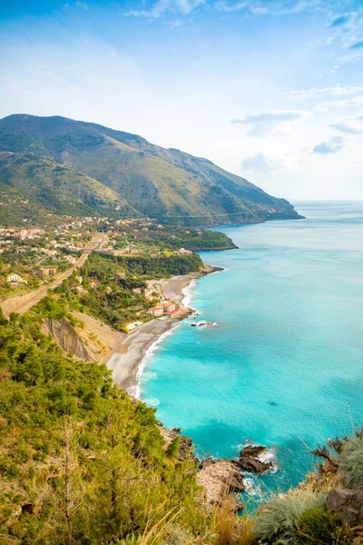 Veduta aerea del villaggio di Acquafredda sulla costa sud in inverno, Italia — Foto Stock