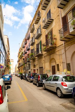 Palermo, İtalya - 07.02.2019: Dar sokakta İtalya'nın Palermo, binalar