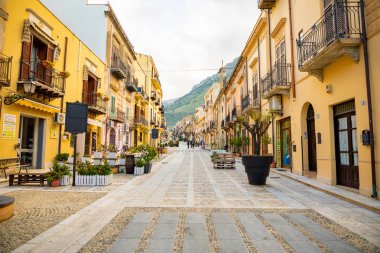 Castellamare del Golfo, İtalya - 05.02.2019: yaya Cadde ile kafede Castellammare del Golfo kış zamanında İtalya, Sicilya Adası üzerinde