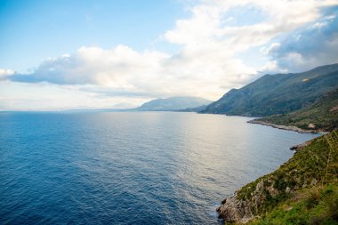 Görünümü İtalyan doğal rezerv veya Riserva dello Zingaro Sicilya, İtalya mavi deniz ve dağlar
