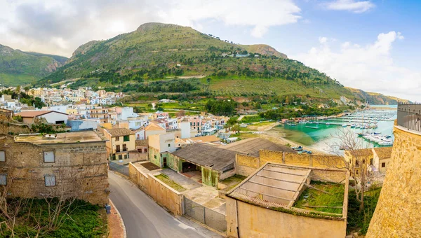 İtalya, Sicilya Adası üzerinde kış zamanında Castellammare del Golfo panoramik görünüm — Stok fotoğraf