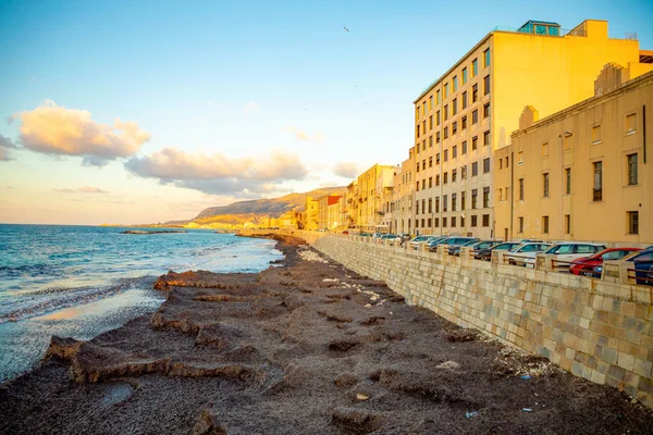 View of seaside of the sicilian city Trapani during sunset, Italy — Stock Photo, Image