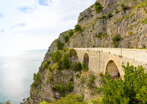 Camino de montaña con vistas al mar cerca de Maratea, Basilicata, Italia — Foto de Stock
