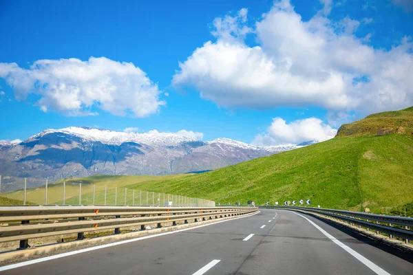 Landschapsmening vanaf de snelweg naar Plermo op de berg in Sicily island, Italië — Stockfoto