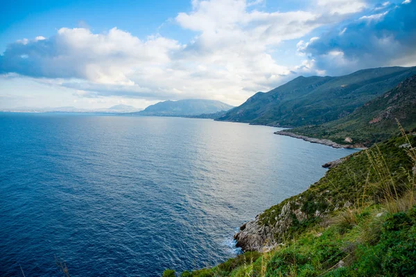 Veduta delle montagne e del mare blu nella riserva naturale italiana o Riserva dello Zingaro in Sicilia — Foto Stock