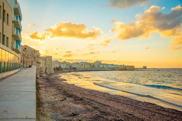 Vista da beira-mar da cidade siciliana Trapani durante o pôr do sol, Itália — Fotografia de Stock