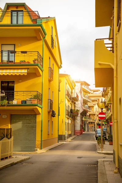Капо-ди-Орландо, Италия - 2019: улица Капо-ди-Орландо с пляжами на северном побережье Сицилии, Италия — стоковое фото