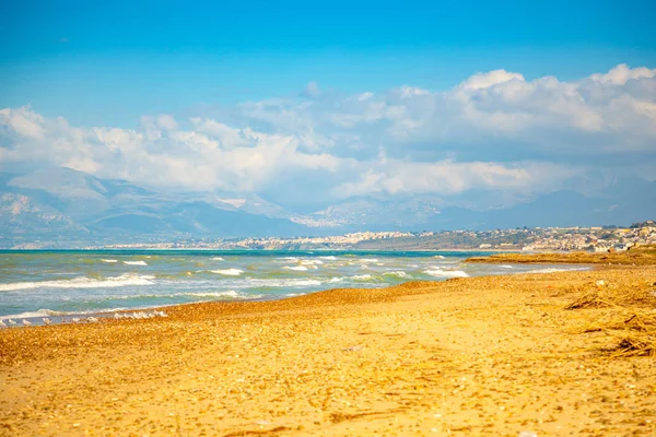 Mooie zeezicht vanaf het strand van Alcamo Marina in Sicilië, Italië — Stockfoto