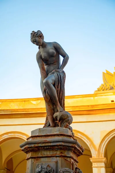 Fuente con estatua de Venus en el mercado de pescado en Trapani, Sicilia, Italia — Foto de Stock