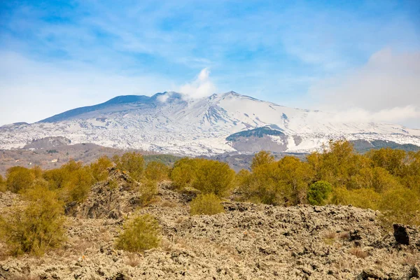 Volcán Etna con humo en invierno, paisaje del volcán de Catania, isla de Sicilia, Italia — Foto de Stock