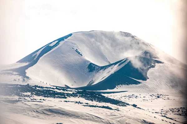 Одного з кратерів вулкан Етна в снігу в зимовий період, Сицилія, Італія — стокове фото