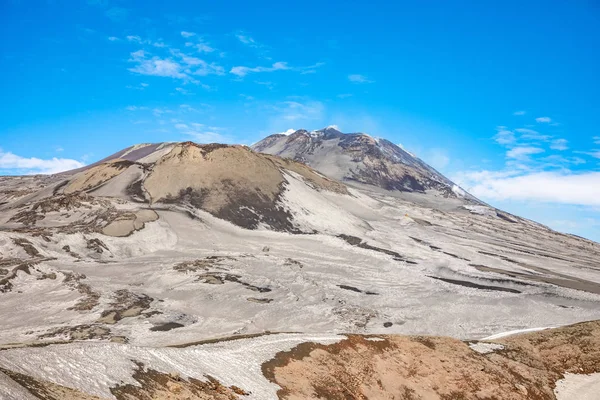 埃特纳火山与烟雾在冬天, 火山景观从卡塔尼亚, 西西里岛, 意大利 — 图库照片