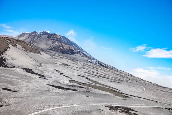 De vulkaan Etna met rook in de winter, vulkanische landschap van Catania, Sicilië island, Italië — Stockfoto