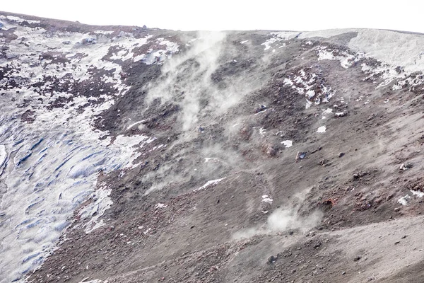 Палити в Escriva кратер на вулкан Етна в снігу в зимовий період, Сицилія, Італія — стокове фото