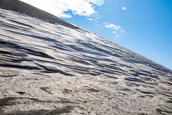 Schnee und Asche des sizilianischen Vulkans Ätna, Natur Hintergrund, Sizilien, Italien — Stockfoto