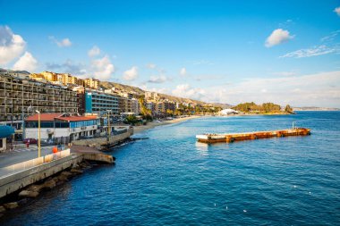 Messina, İtalya - 9.02.2019: Cityscape ve Messina Limanı Feribot, Sicilya, İtalya'dan güzel görünümü