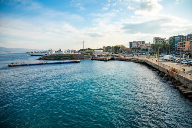 Messina, İtalya - 9.02.2019: Cityscape ve Messina Limanı Feribot, Sicilya, İtalya'dan güzel görünümü