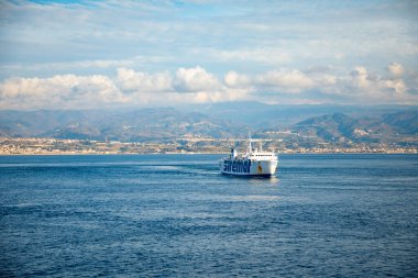 Messina, İtalya - 9.02.2019: Yolcu feribotu Akdeniz'de Messina, Sicilya, İtalya
