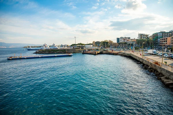 Messina, Włochy - 9.02.2019: Piękny widok na panoramę miasta oraz port Mesyna z promu, Sycylia, Włochy — Zdjęcie stockowe