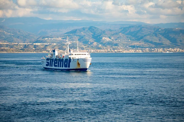 Messina, italien - 9.02.2019: Passagierfähre im Mittelmeer nach messina, sizilien, italien — Stockfoto