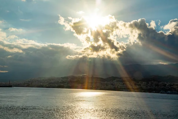 Piękny widok na panoramę miasta oraz port Mesyna z promu, Sycylia, Włochy — Zdjęcie stockowe