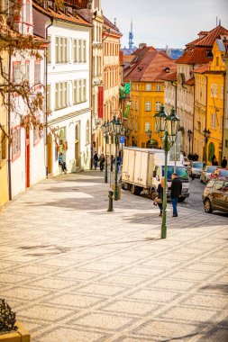 Prague, Çek Cumhuriyeti - 17.03.2019: sabah, Çek Cumhuriyeti, Prag eski sokakta insanlar