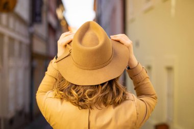 Bej şapkanı ve Paltonu Çek Cumhuriyeti Prag şehrinin dar sokakta kız