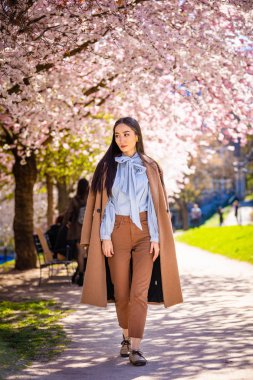 Çiçeklenme içinde güzel genç Asyalı kadın kiraz çiçekleri Bahçe