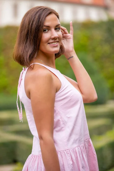 Retrato de una joven en el jardín Wallenstein en Praga, República Checa — Foto de Stock