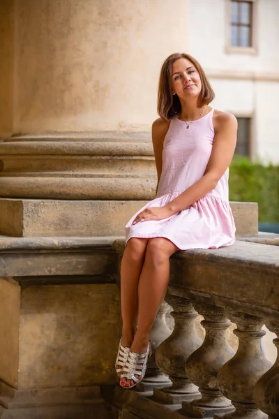 Retrato de uma jovem mulher no jardim Wallenstein em Praga, República Checa — Fotografia de Stock