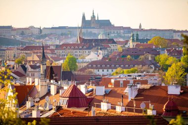 Gün batımı ışıklarında Vysehrad bölgesinden kırmızı çatı üzerinden Prag Kalesi manzarası, Prag, Çek Cumhuriyeti
