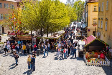 Prag, Çek Cumhuriyeti - 15.04.2019: Charles Köprüsü'nden insanlara manzara Prag Meydanı'ndaki fuarda Paskalya'yı kutlar, Çek Cumhuriyeti