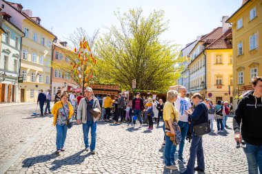 Prag, Çek Cumhuriyeti - 15.04.2019: Charles Köprüsü'nden insanlara manzara Prag Meydanı'ndaki fuarda Paskalya'yı kutlar, Çek Cumhuriyeti