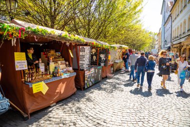 Prag, Çek Cumhuriyeti - 15.04.2019: Charles Köprüsü'nden insanlara manzara Prag Meydanı'ndaki fuarda Paskalya'yı kutlar, Çek Cumhuriyeti