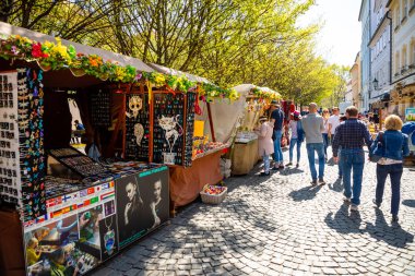 Prag, Çek Cumhuriyeti - 15.04.2019: Charles Köprüsü'nden insanlara manzara Prag Meydanı'ndaki fuarda Paskalya'yı kutlar, Çek Cumhuriyeti