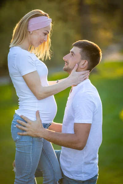 Coppia felice in attesa di bambino, donna incinta con marito, giovane famiglia e nuovo concetto di vita — Foto Stock