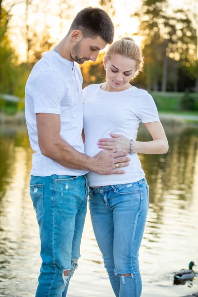 Pareja feliz esperando bebé, mujer embarazada con marido, familia joven y nuevo concepto de vida —  Fotos de Stock