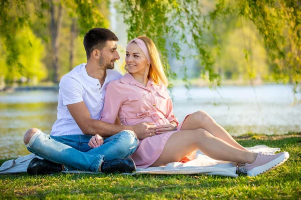 Casal feliz esperando bebê, mulher grávida com marido, família jovem e novo conceito de vida — Fotografia de Stock