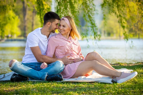 Lyckligt par väntar baby, gravid kvinna med man, ung familj och New Life Concept — Stockfoto