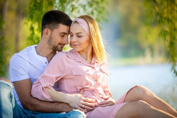 Lyckligt par väntar baby, gravid kvinna med man, ung familj och New Life Concept — Stockfoto