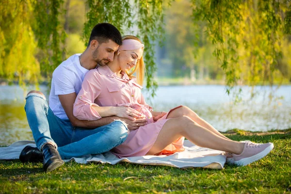 Lyckligt par väntar baby, gravid kvinna med man, ung familj och New Life Concept — Stockfoto