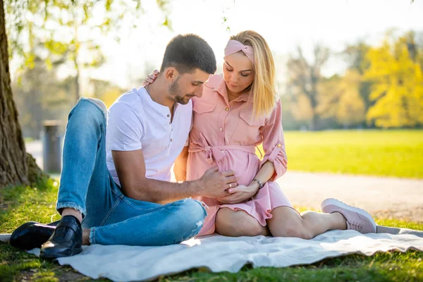 Счастливая пара ждет ребенка, беременная женщина с мужем, молодая семья и новая концепция жизни — стоковое фото
