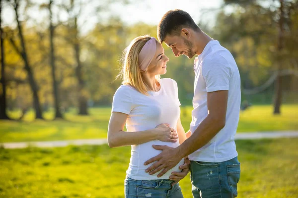 Coppia felice in attesa di bambino, donna incinta con marito, giovane famiglia e nuovo concetto di vita — Foto Stock