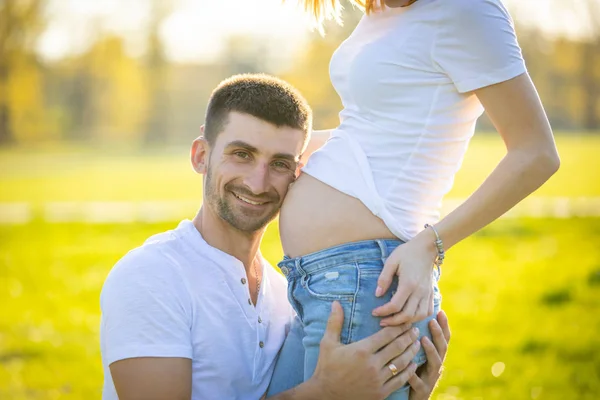 Pareja feliz esperando bebé, mujer embarazada con marido, familia joven y nuevo concepto de vida —  Fotos de Stock