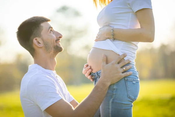 Pareja feliz esperando bebé, mujer embarazada con marido, familia joven y nuevo concepto de vida — Foto de Stock