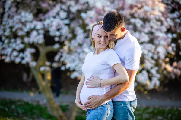 Щаслива пара очікує дитину, вагітна жінка з чоловіком, молода сім'я та концепція нового життя — стокове фото