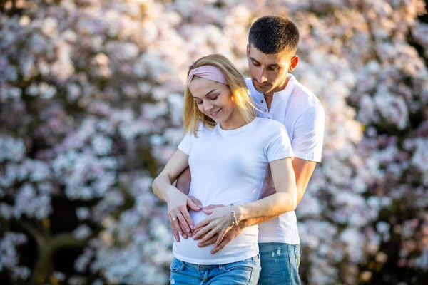 Lyckligt par väntar baby, gravid kvinna med man, ung familj och New Life Concept — Stockfoto