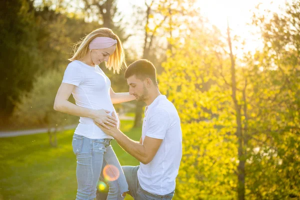 Pareja feliz esperando bebé, mujer embarazada con marido, familia joven y nuevo concepto de vida —  Fotos de Stock